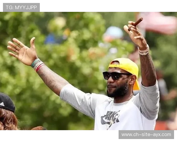 传奇球星回归主场,观众全体起立致敬 传奇球星回归主场,观众全体起立致敬