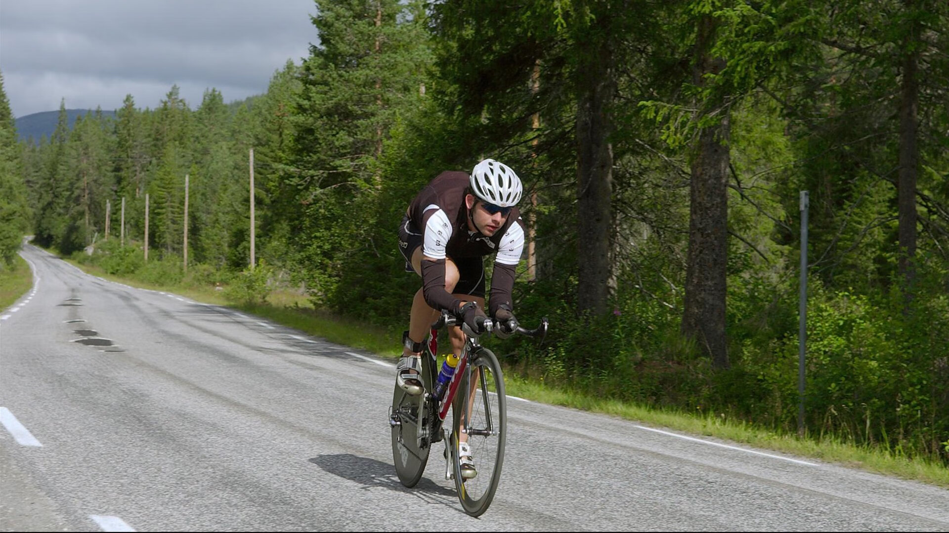 世界杯：裁判耐心解释规则视频播放在场馆大屏 教育球迷理解判罚